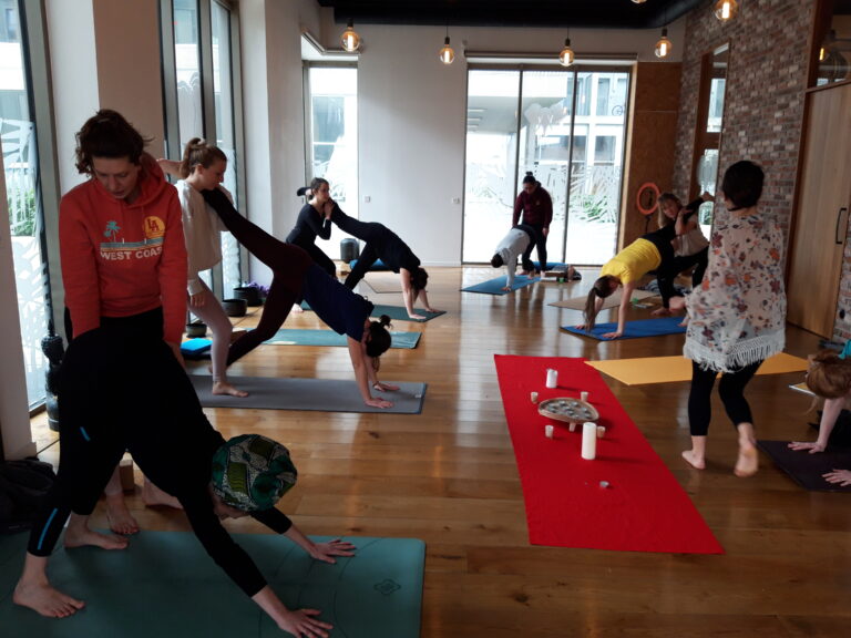 Groupe de personne faisant du yoga
