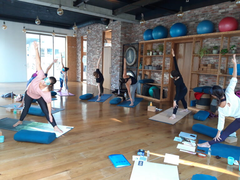 Personnes faisant du yoga